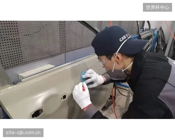 ±0.5mm的对齐精度：动态反向偏载纠偏技术将大型看台伸缩的同步误差降至毫米级以内